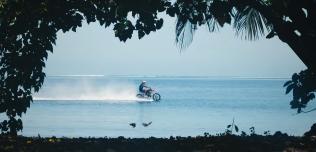 Robbie Maddison surfing motocyklem